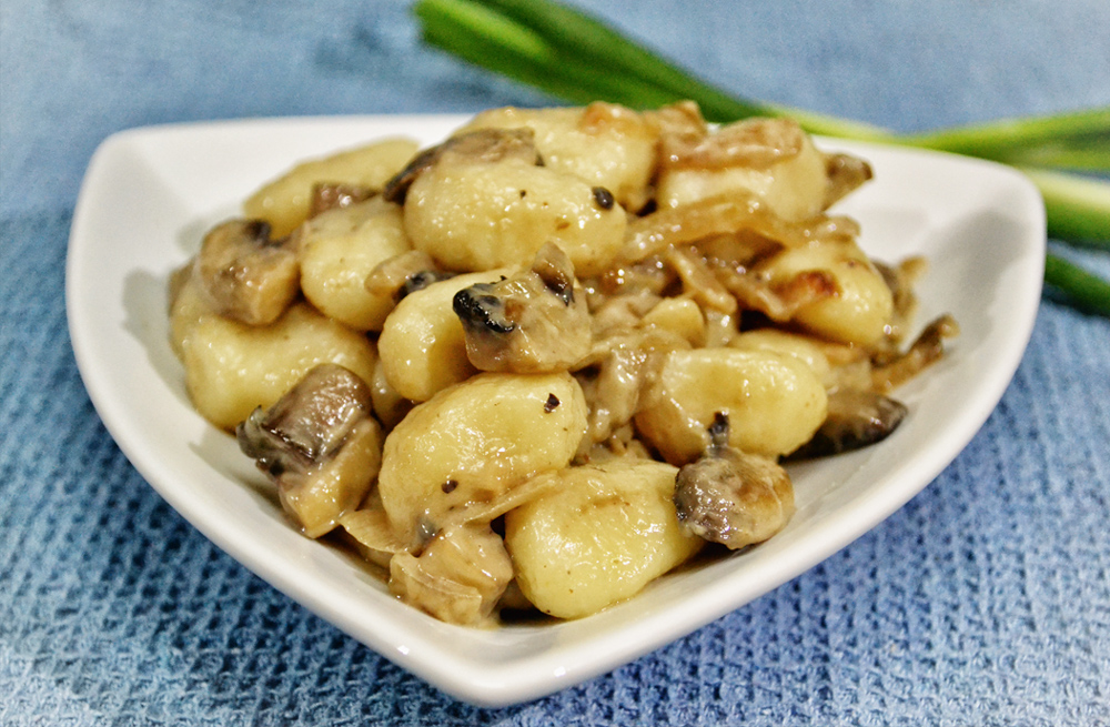 ניוקי ברוטב שמנת ופטריות