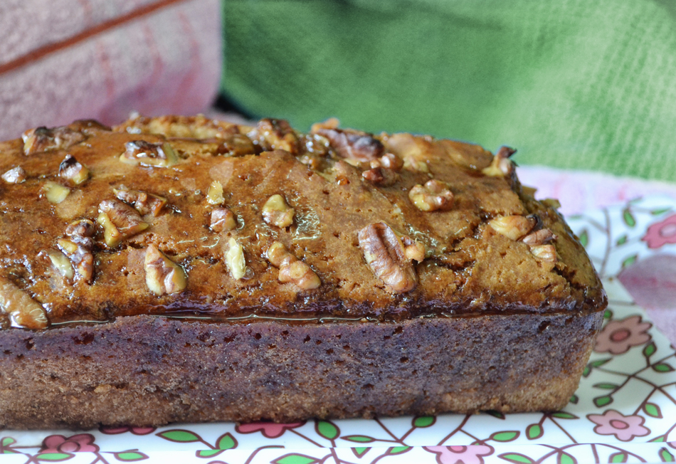 עוגה בחושה עם מייפל ואגוזים