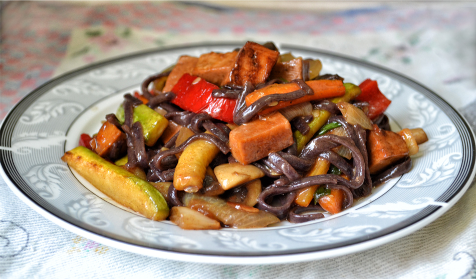 מוקפץ הארדקור - טופו וירקות עם אטריות אורז שחור