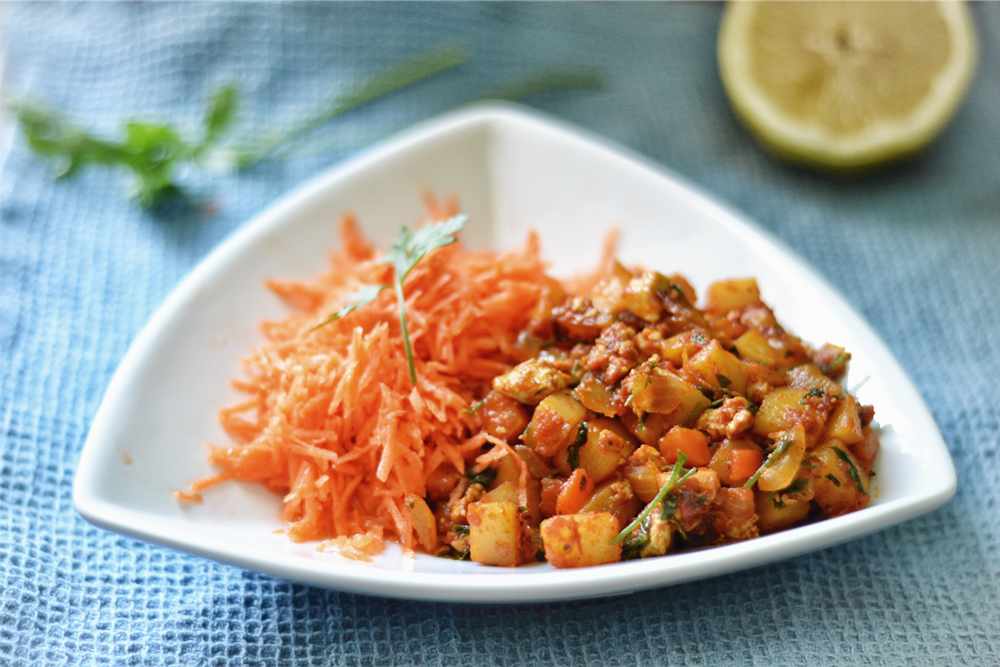 ארוחה שלמה: תבשיל טופו וירקות, וסלט גזר