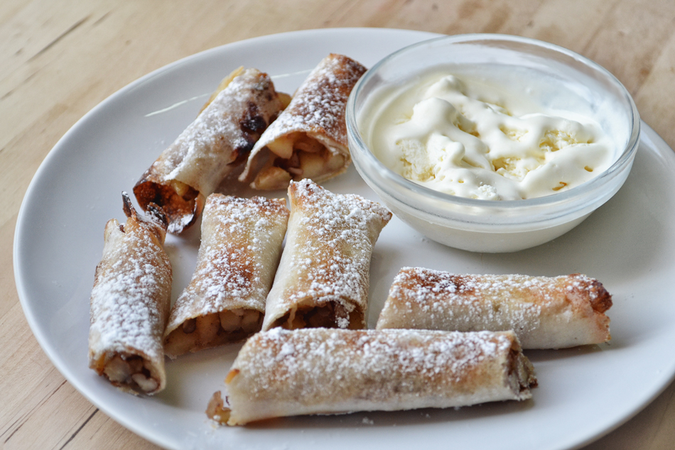 עלי סיגר ממולאים תפוחים, וקרם וניל