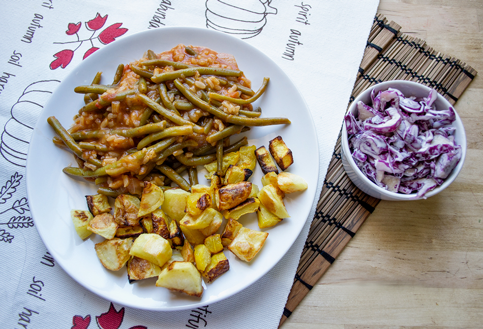 ארוחה שלמה: תבשיל אורז עגול ושעועית, ירקות אפויים וסלט כרוב