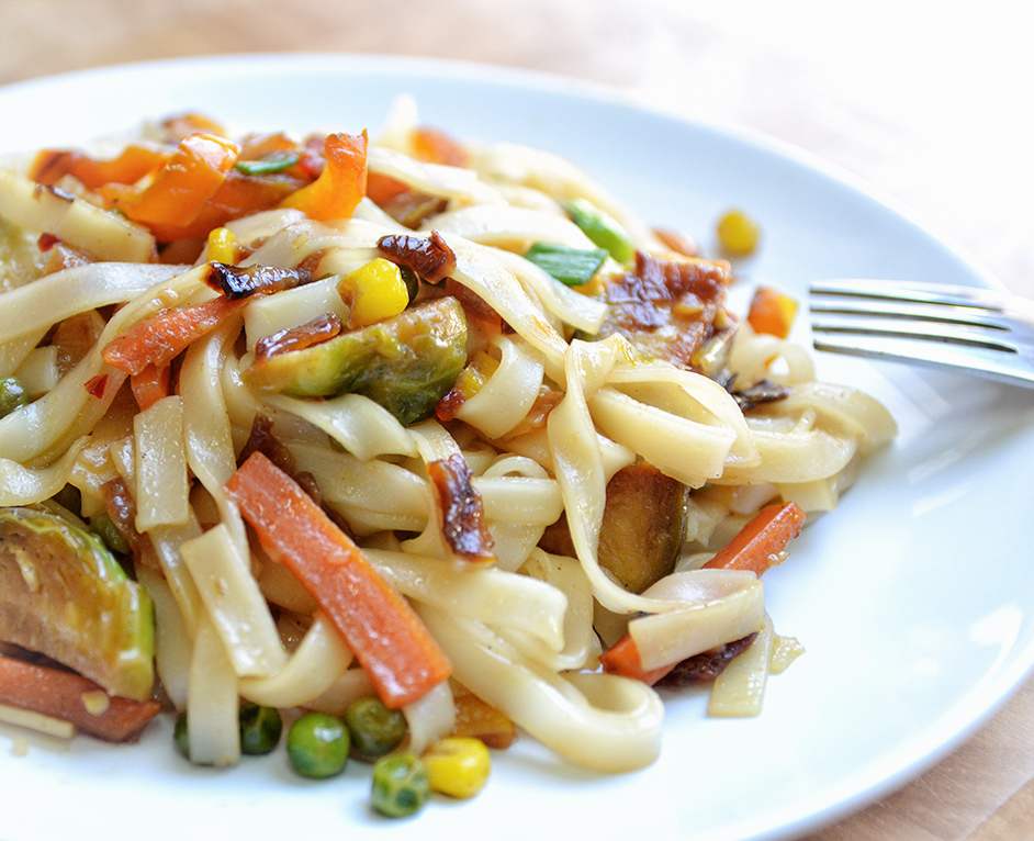 אטריות אורז מוקפצות עם ירקות