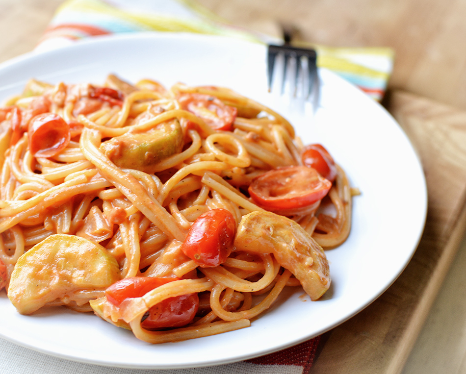 פסטה ברוטב רוזה עם עגבניות שרי וקישואים