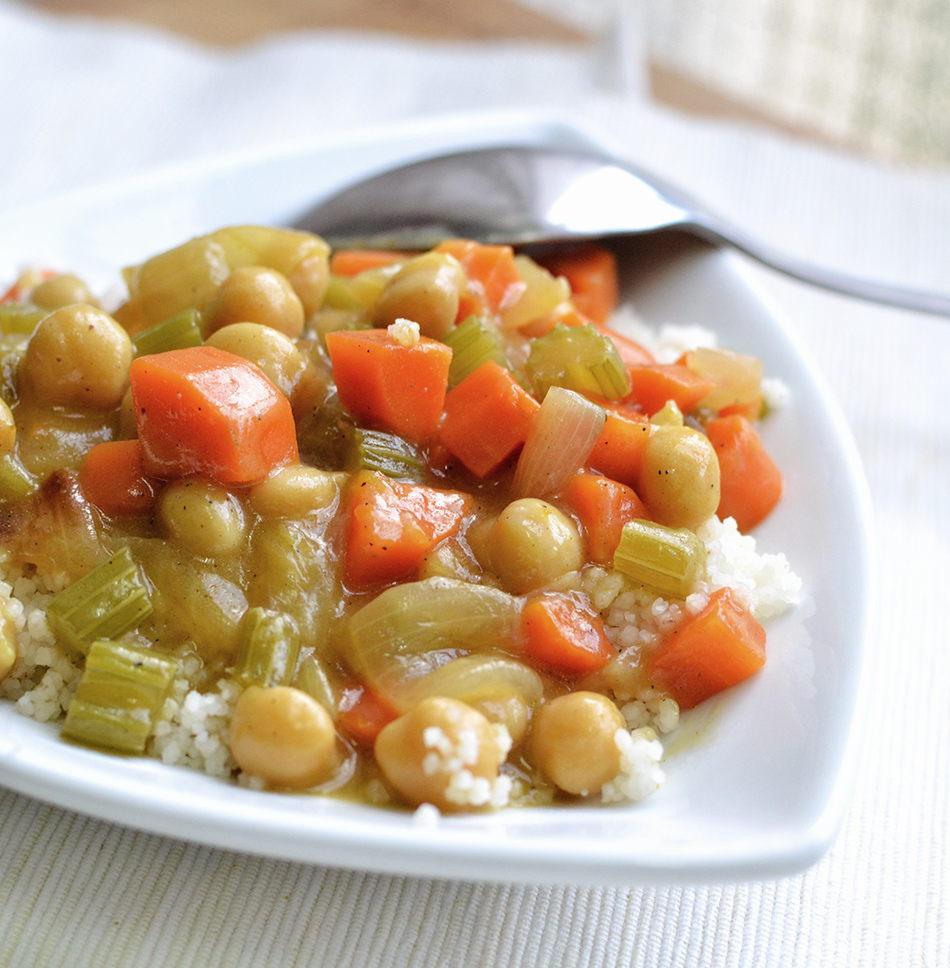 קוסקוס עם תבשיל ירקות וחומוס