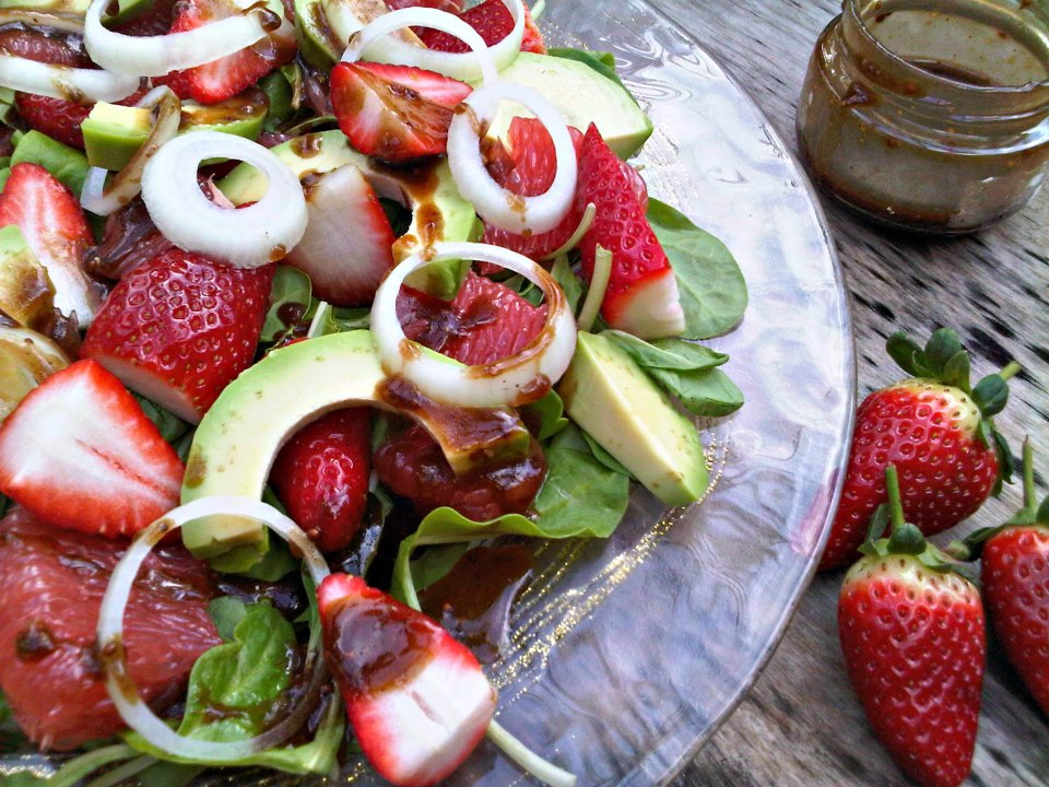 סלט תרד עם תותים, אשכוליות ואבוקדו