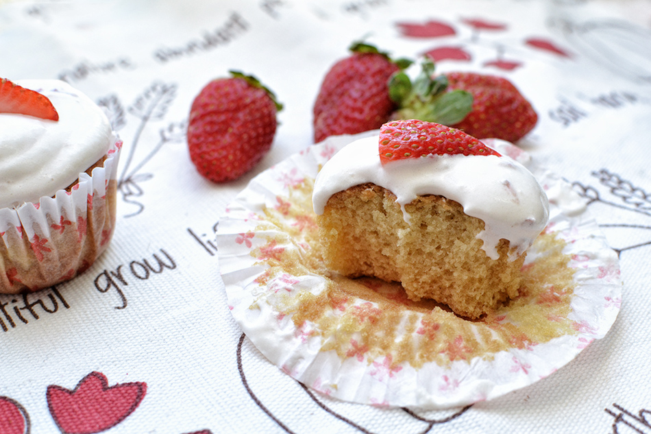 קאפקייקס וניל-לימון עם קצפת תותים