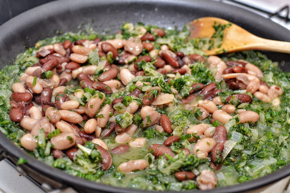 תבשיל שעועית אדומה ולבנה בירק