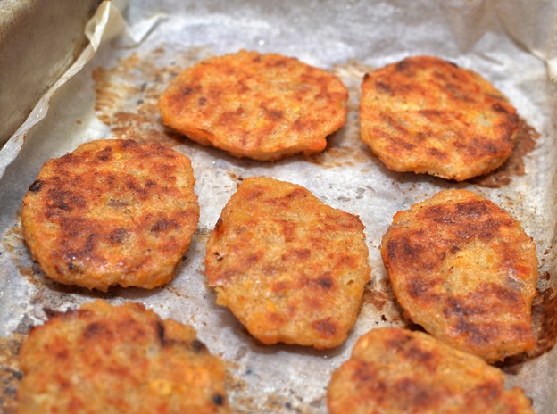 קציצות עדשים כתומות וכרובית