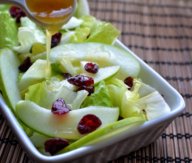 סלט חסה ואנדיב עם תפוח עץ