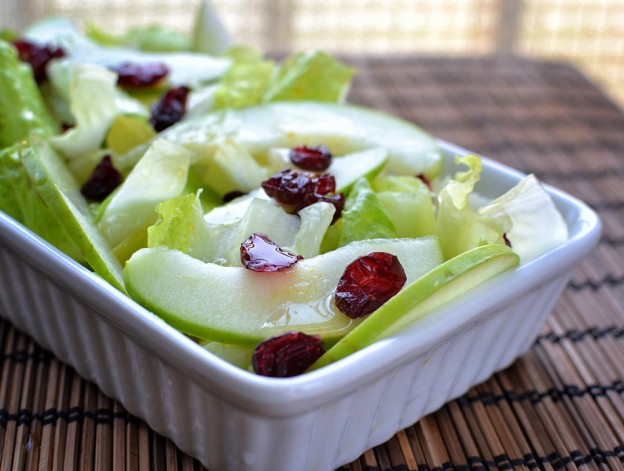 סלט חסה ועולש עם תפוח עץ