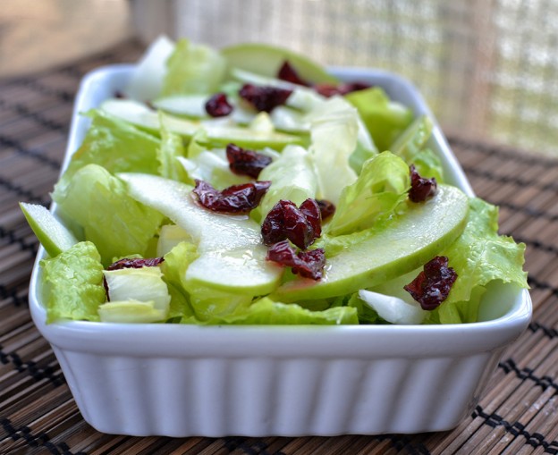 סלט חסה ועולש עם תפוח עץ