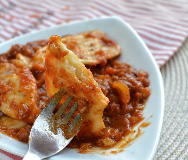 קרפלעך עם תבשיל קטניות ברוטב