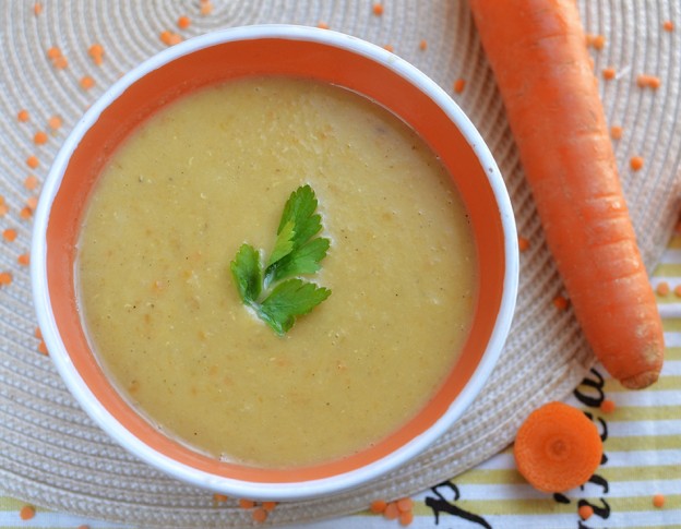 מרק עדשים אדומות וגזר