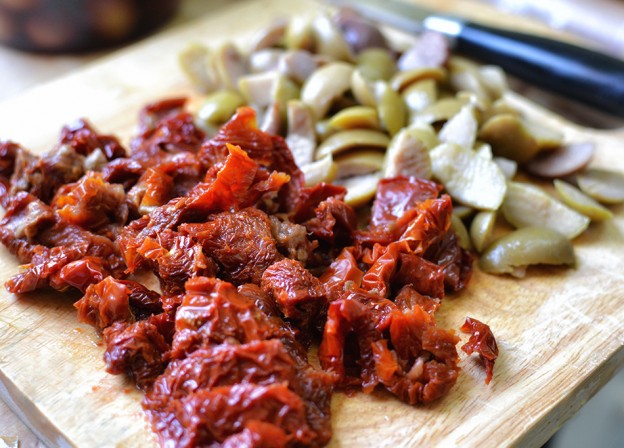 עגבניות מיובשות וזיתים