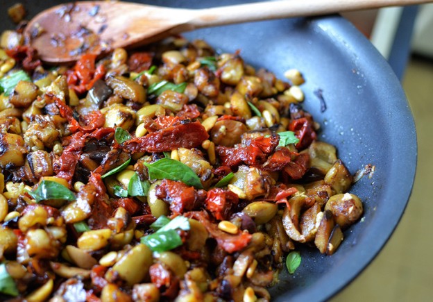 פסטה טריה עם חצילים, עגבניות מיובשות וזיתים