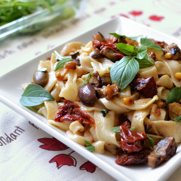 פסטה טריה עם חצילים, עגבניות מיובשות וזיתים