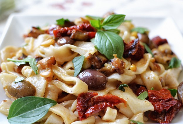 פסטה טריה עם חצילים, עגבניות מיובשות וזיתים