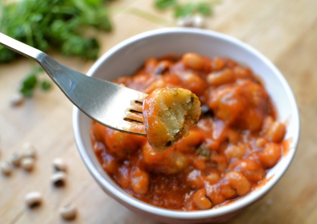 תבשיל לוביה עם קציצות סולת