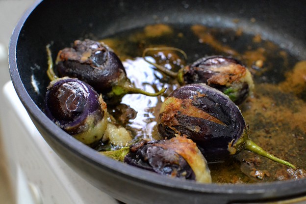 חצילונים ממולאים ברוטב תאנים וסילאן