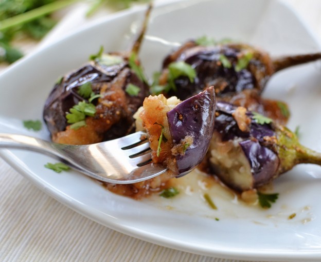 חצילונים ממולאים ברוטב תאנים וסילאן