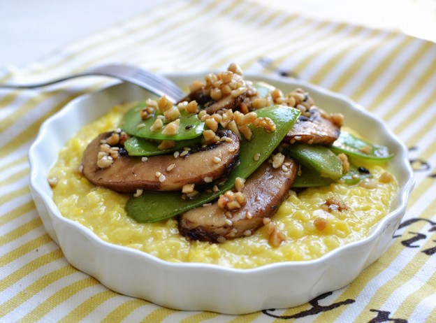 אפונת שלג ופורטבלו על פולנטה טבעונית