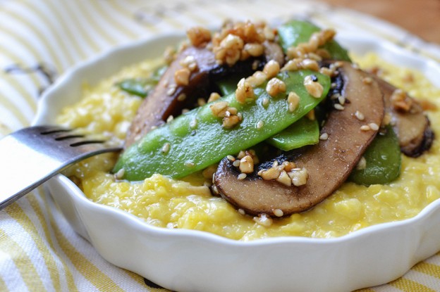 אפונת שלג ופורטבלו על פולנטה