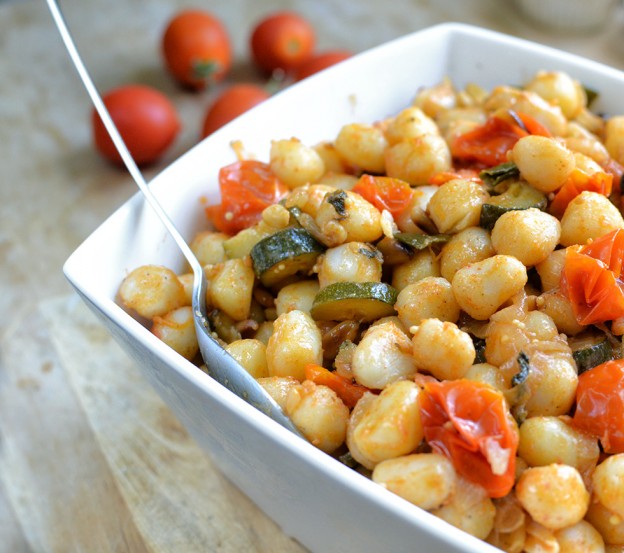 ניוקי עם עגבניות שרי, זוקיני ובצל ירוק