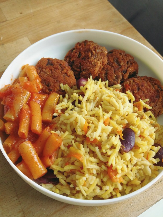 אורז עם שעועית אדומה וגזר, שעועית צהובה ברוטב עגבניות, קציצות שבבי סויה ושעועית אדומה