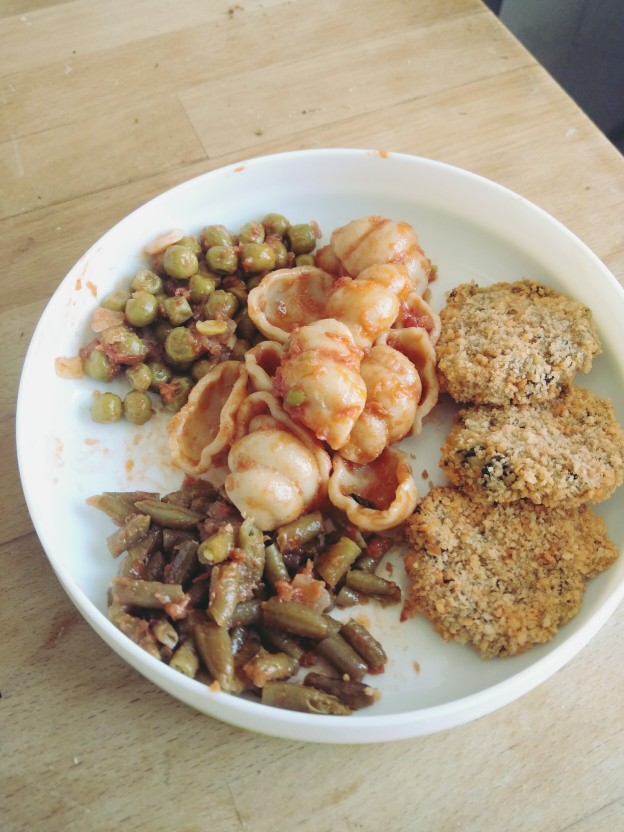 לביבות מנגולד ותפוחי אדמה, פסטה ברוטב, אפונה ושעועית ירוקה