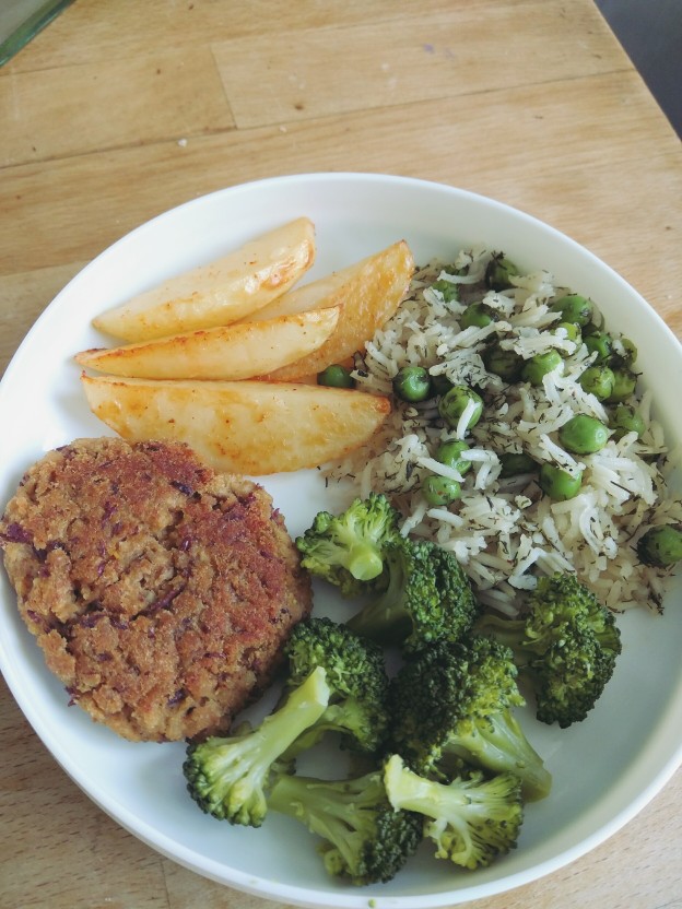 בורגר שעועית אדומה, אורז עם אפונה ושמיר, ברוקולי מבושל, תפוחי אדמה אפויים