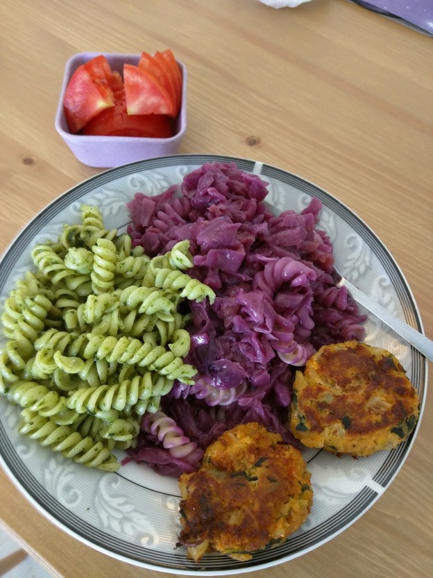 פסטה פסטו, תבשיל כרוב סגול וקציצות שבבי סויה