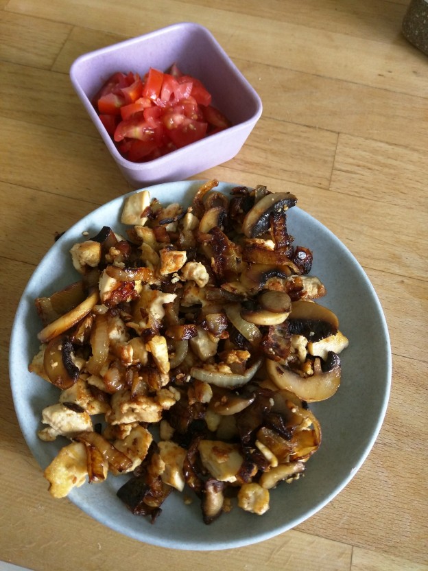 טופו מוקפץ עם פטריות ובצל