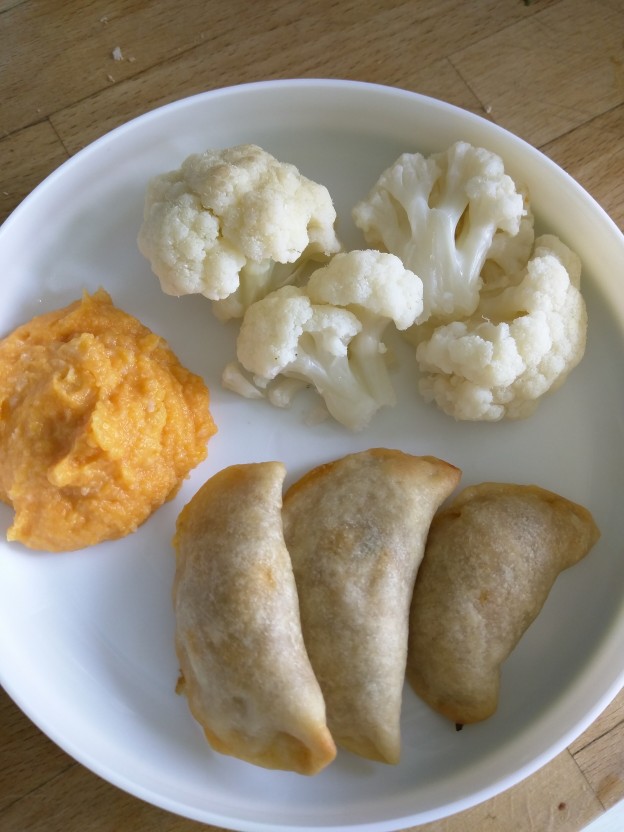 כיסונים במילוי עדשים וירקות, פירה כתומים וכרובית מבושלת