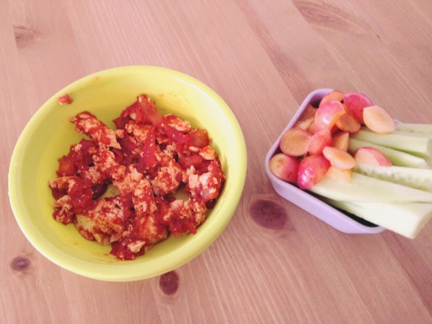 שקשוקה מטופו ועגבניות, מלפפון ודובדבנים