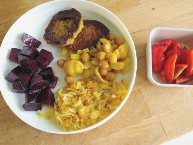 תבשיל סלרי וגרגרי חומוס עם פסטה וקציצות, אורז וסלק