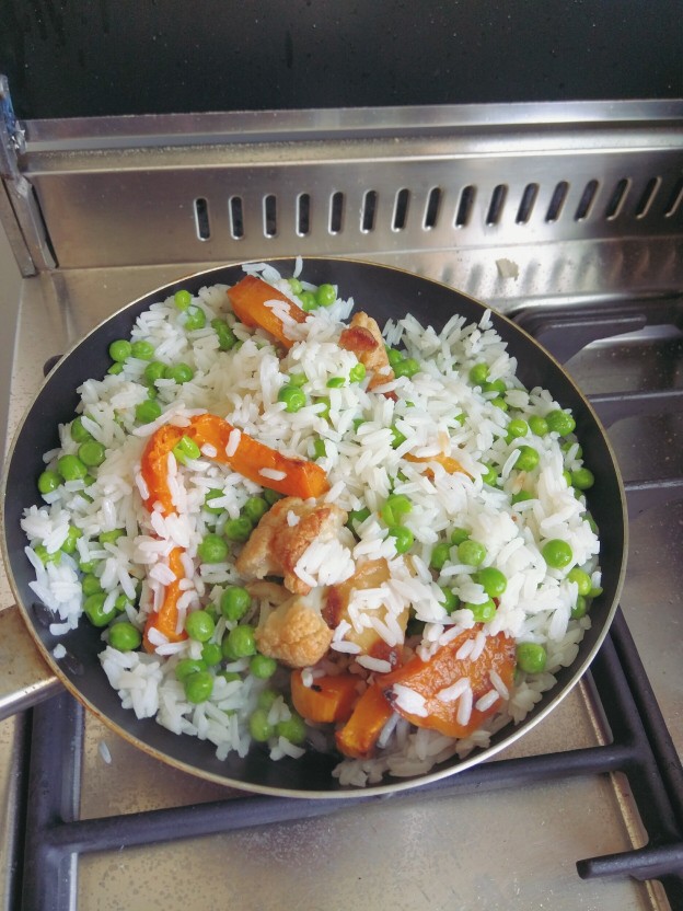 אורז עם אפונה וירקות אפויים 