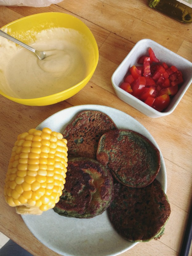 חביתיות, קלח תירס, טחינה וירקות