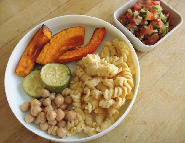 פסטה ברוטב ירקות וקשיו, גרגרי חומו וירקות אפויים