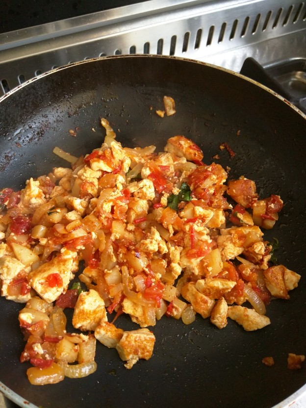 טופו עם תפוחי אדמה ועגבניות