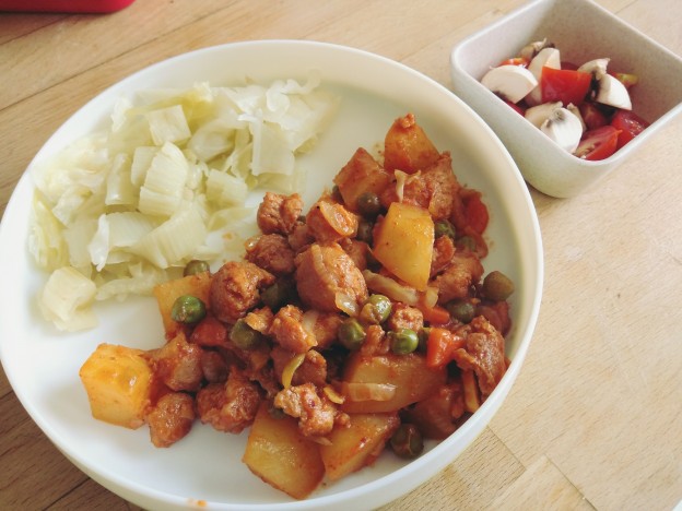 תבשיל גולאש וירקות מאודים וטריים