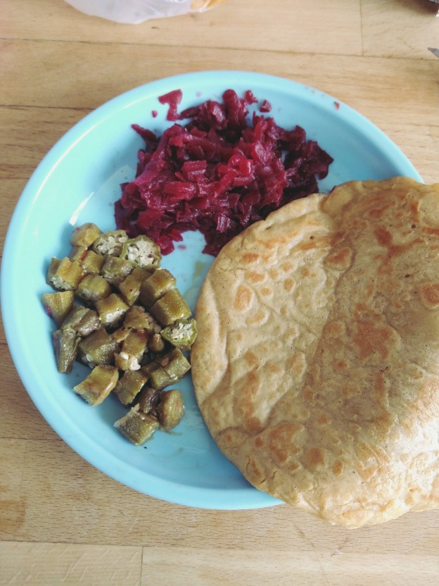 במיה, סלט סלק וחביתת קמח חומוס/עדשים