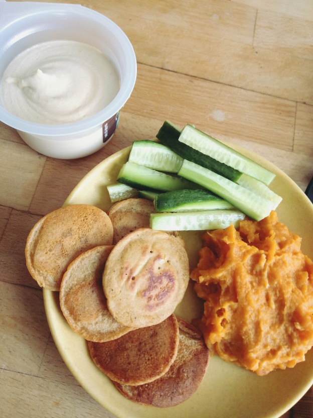 חביתיות עדשים וכוסמין, בטטה עם טחינה