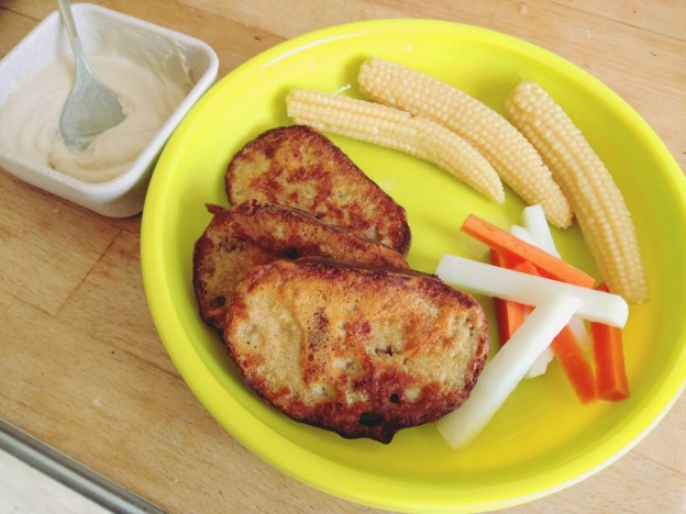 לחם מטוגן וירקות עם טחינה