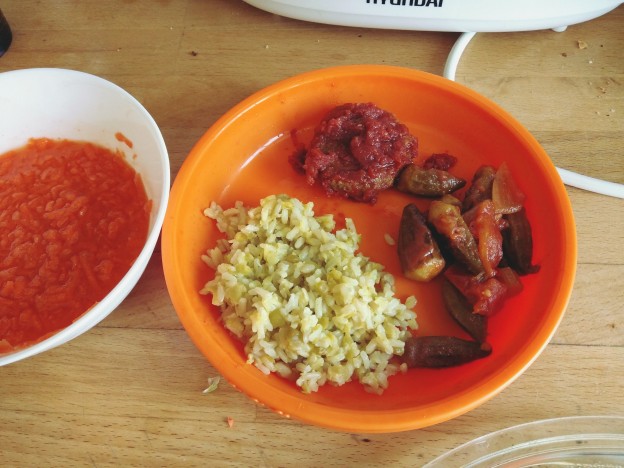 אורז מלא עם אפונה יבשה ועדשים, במיה ברוטב עגבניות, קציצות ברוטב, סלט גזר במיץ תפוזים