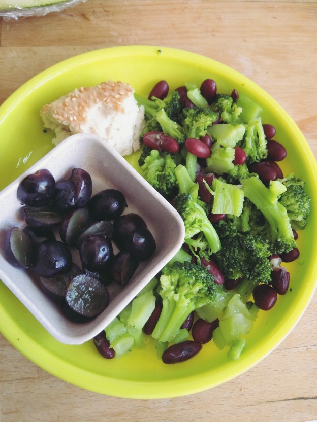 שעועית אדומה עם ברוקולי, ענבים ולחם