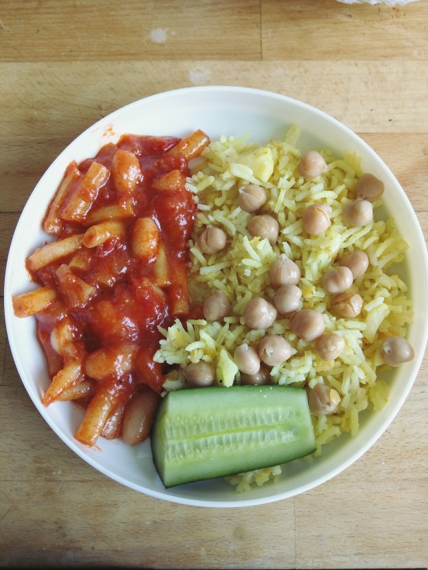 אורז עם עדשים וחומוס, שעועית צהובה ברוטב עגבניות