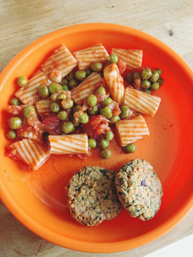 קציצות שבבי סויה ופסטה עם אפונה