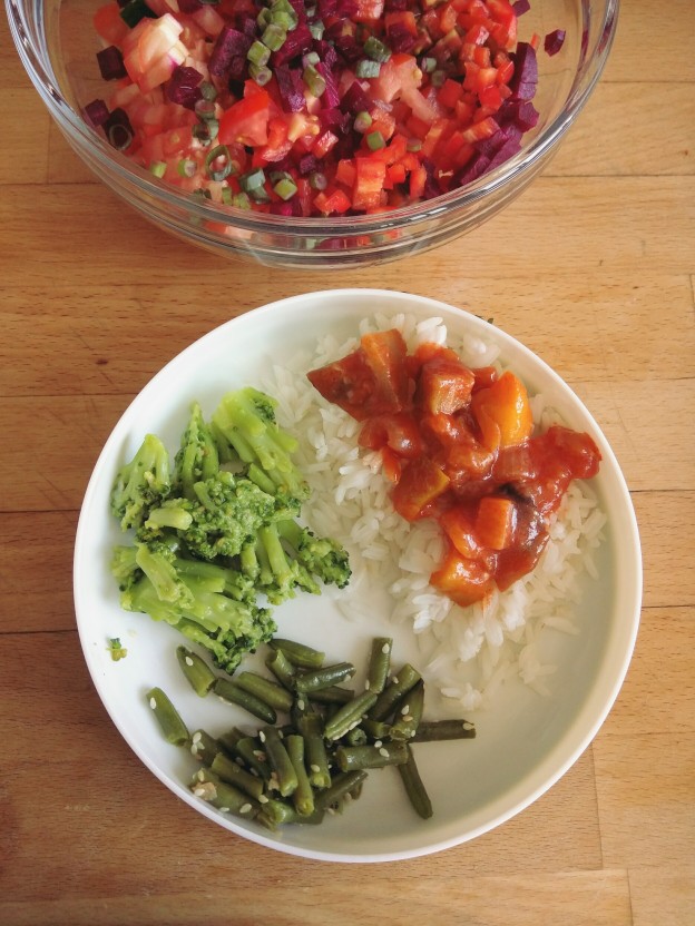 תבשיל חצילים ופלפלים, אורז, שעועית ירוקה וברוקולי